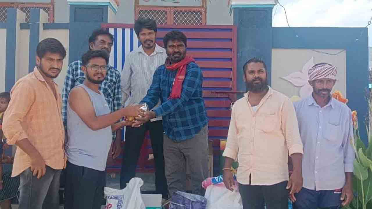 New Shayampet | ముంపు బాధితులకు ఆహారం ప్యాకెట్లు పంపిణీ