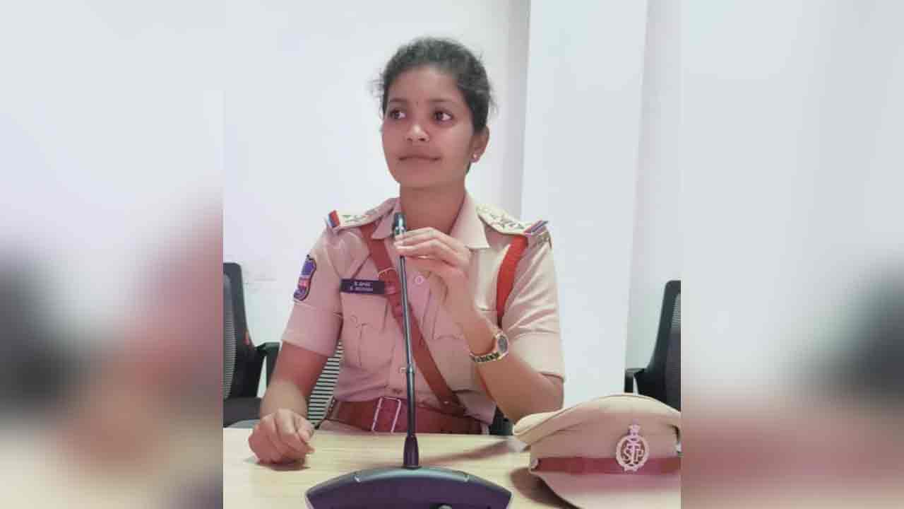 మద్యం సేవించి వాహనాలు నడిపితే కఠిన చర్యలు.. హెచ్చ‌రించిన ఎస్ఐ మాన‌స‌