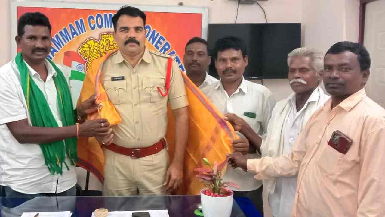 సింగరేణి సీఐని కలిసిన ఆదివాసీ నాయకులు