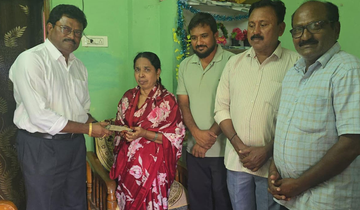 Singareni | సింగరేణి ఓసీపీ-1 ఉద్యోగుల ఔదార్యం.. చేయి చేయి కలిపి చేయూతనందించారు