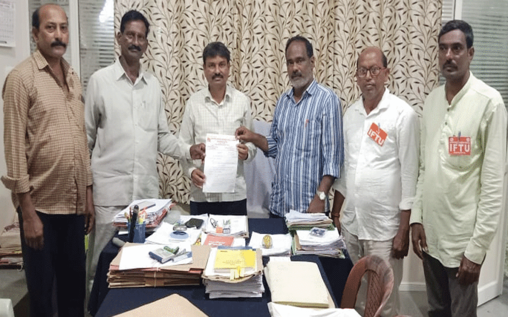 Kothagudem Urban : 'కాంట్రాక్ట్‌, ఔట్‌సోర్సింగ్ కార్మికుల‌కు కనీస వేతనాలు అమలు చేయాలని వినతి'