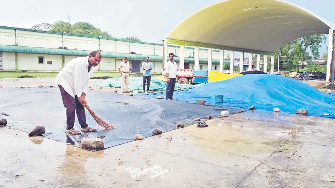వర్షార్పణం.. తడిసి ముద్దయిన పంట ఉత్పత్తులు