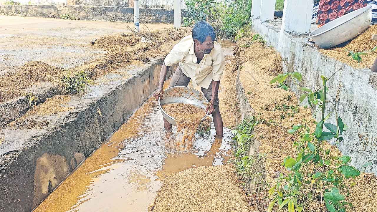హుస్నాబాద్‌ మార్కెట్‌లో కన్నీటి వరద