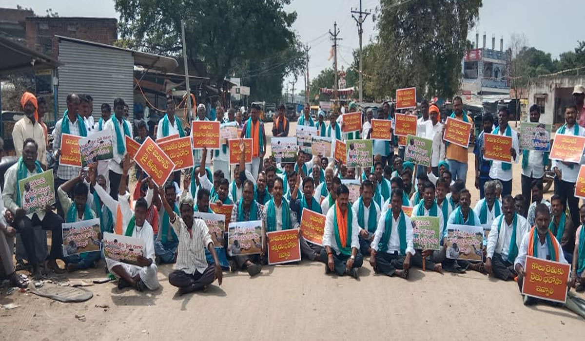 Nizamabad | నష్టపరిహారం చెల్లించాలని రైతుల ఆందోళన..బోనస్ పై ప్రభుత్వం స్పష్టత ఇవ్వాలని డిమాండ్