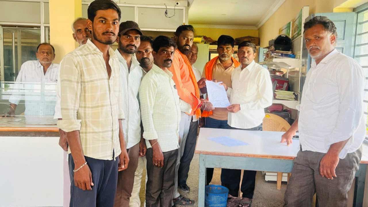 Soya procurement | సోయ కొనుగోలు వెంటనే ప్రారంభించాలి.. సహకార సంఘం కార్యదర్శికి వినతి పత్రం అందజేసిన సుంకిని రైతులు