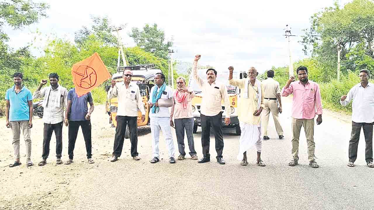 సోయాబీన్ పంట వెంటనే కొనాలి.. బీఆర్ఎస్ నాయకుల డిమాండ్