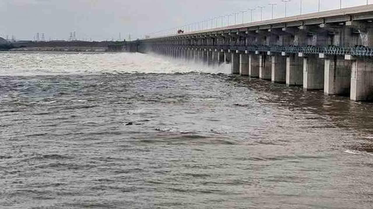 Sripada Yellampalli Project | శ్రీపాద ఎల్లంప‌ల్లి ప్రాజెక్టుకు భారీగా వ‌ర‌ద నీరు.. 8 గేట్లు ఎత్తివేత‌