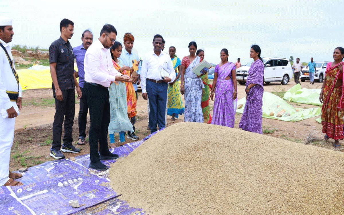 Aravapally : వర్షాల నేపథ్యంలో రైతులు అప్రమత్తంగా ఉండాలి : కలెక్టర్ తేజస్ నంద్లాల్ పవార్