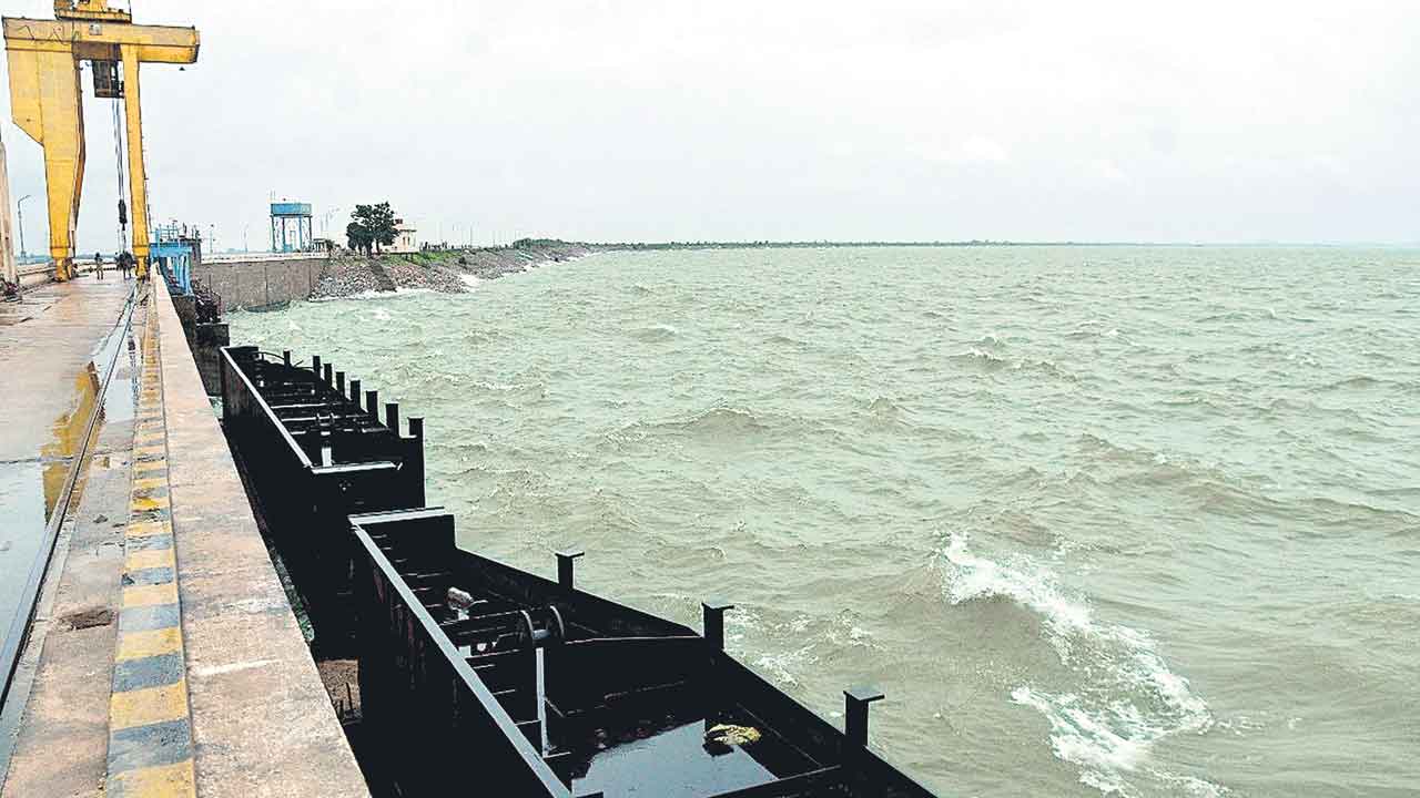 SRSP | శ్రీరామ్‌సాగ‌ర్ ప్రాజెక్టుకు పోటెత్తిన వ‌ర‌ద‌.. 16 గేట్లు ఎత్తివేత‌