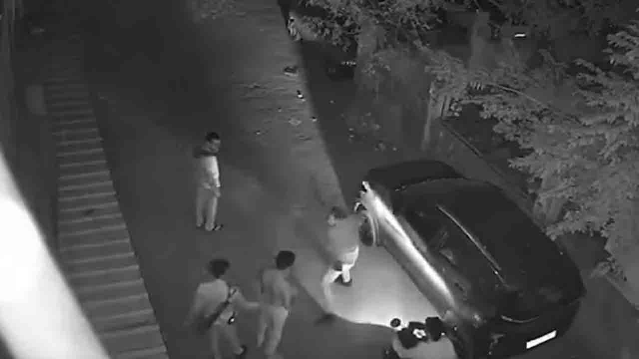 Watch: విద్యార్థిని చుట్టుముట్టి కొట్టిన పోలీసులు.. గాయాలతో మృతి