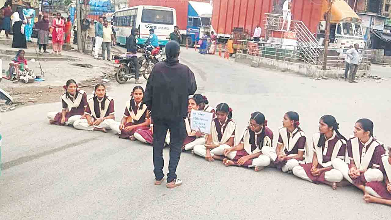 గణితం అధ్యాపకురాలి కోసం రోడ్డెక్కిన విద్యార్థినులు