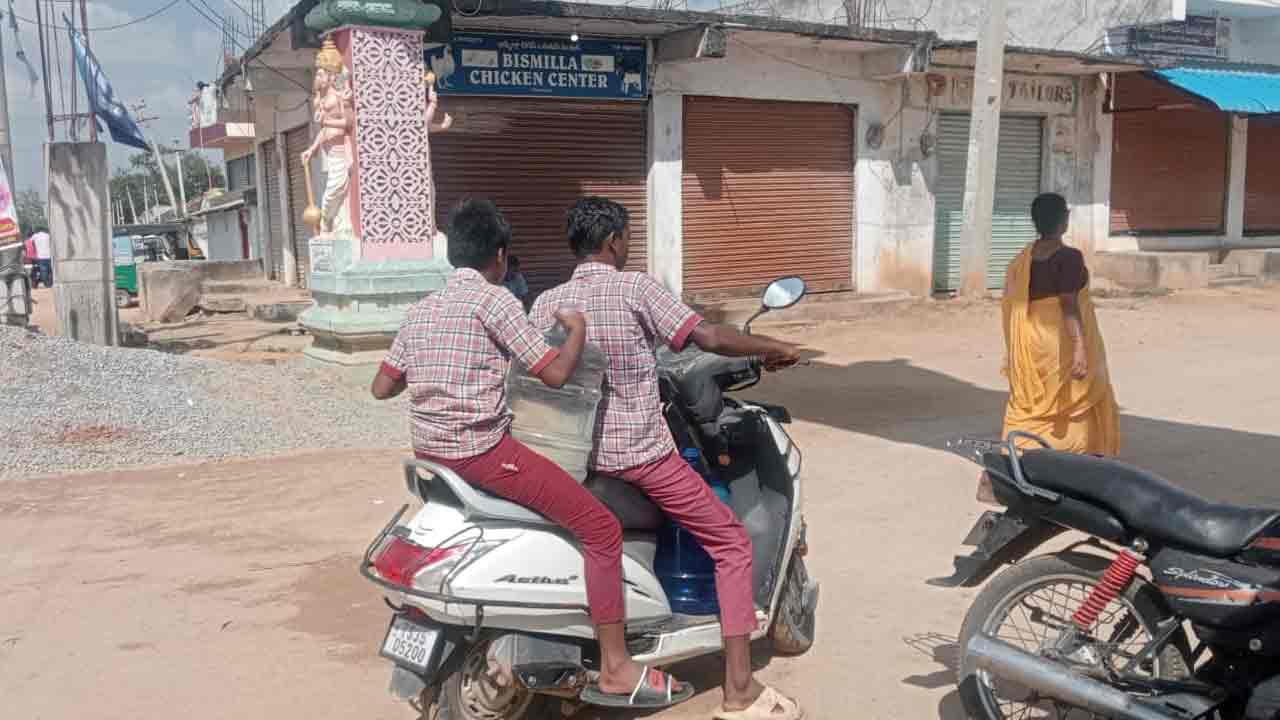 విద్యార్థులతో వెట్టి చాకిరి.. టీచ‌ర్ల‌పై చ‌ర్య‌కు డిమాండ్