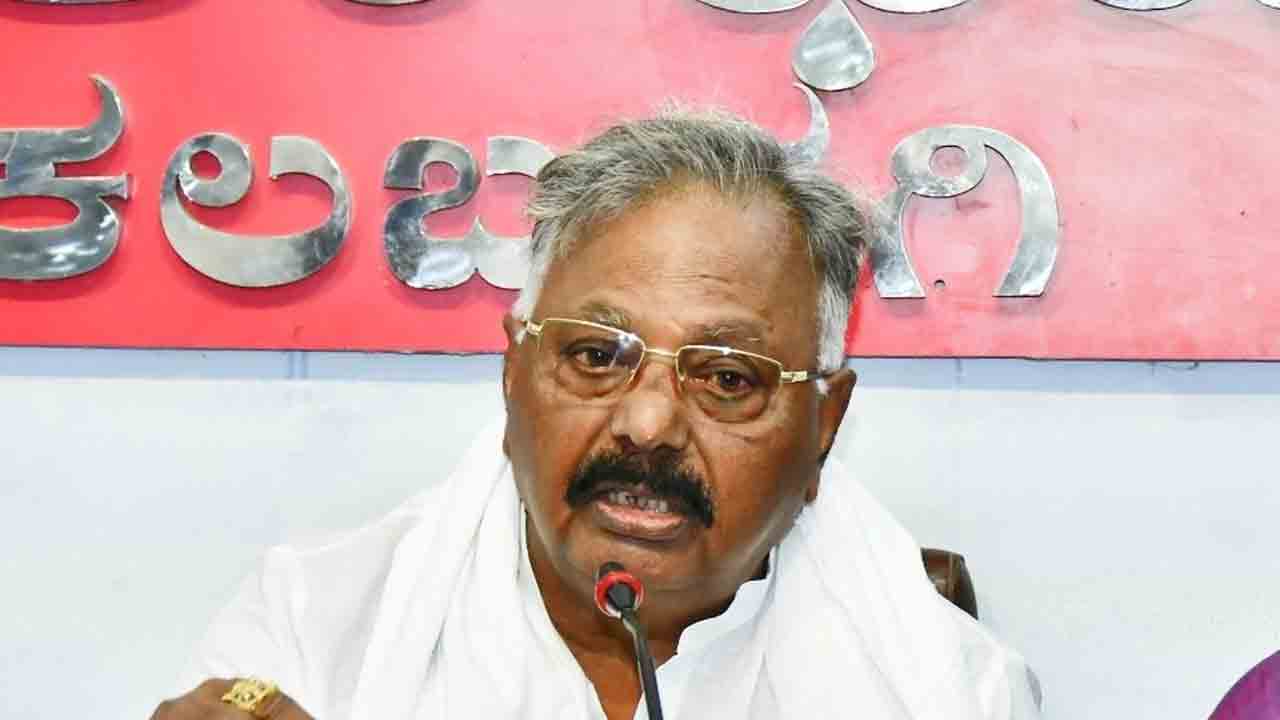 ఓటర్‌ రికార్డులు తగుల బెట్టించిన మాజీ బీజేపీ ఎమ్మెల్యే.. ఓట్ల చోరీపై దర్యాప్తు వేళ కర్ణాటకలో కీలక ఘటన