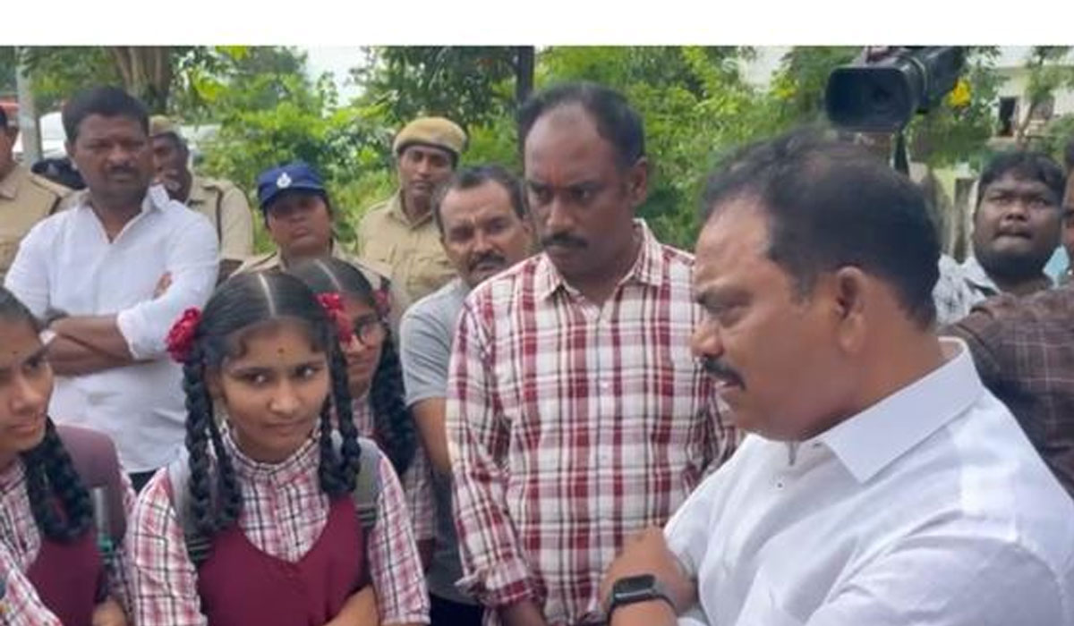 Former MLA Sunke Ravishankar | మరో బీహార్ లా మారిన తెలంగాణ.. విద్యార్థినుల పట్ల ఇంత అమానుషమా..? మాజీ ఎమ్మెల్యే సుంకె రవిశంకర్