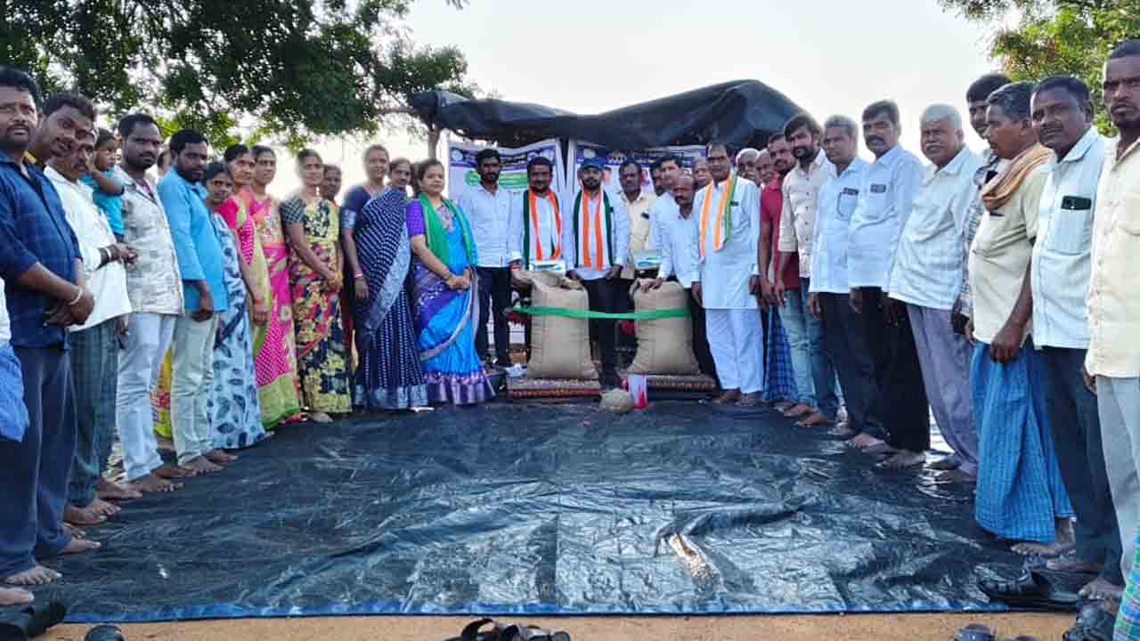 Purchasing centers | కొనుగోలు కేంద్రాల్లోనే గిట్టుబాటు ధర : నల్ల నాగుల శ్వేత