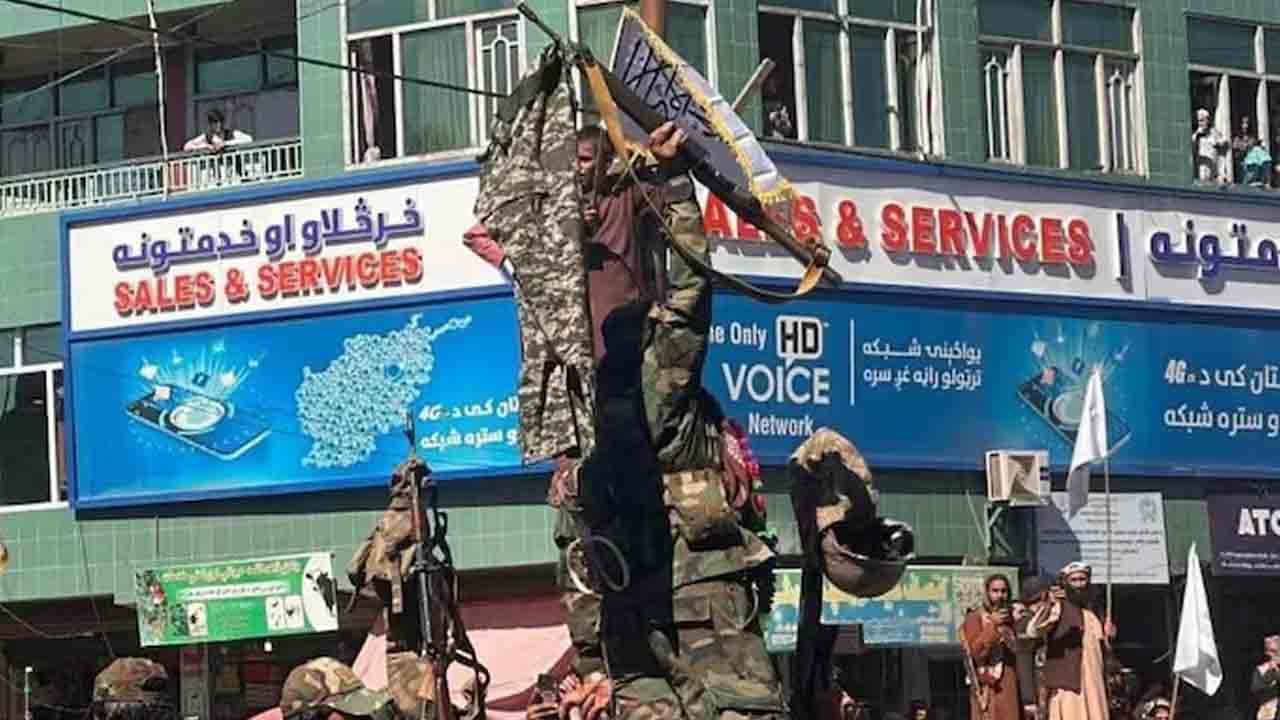 Pak Afghan Clashes | దెబ్బకు పరార్‌.. పాక్‌ సైనికుల దుస్తులను బహిరంగంగా ప్రదర్శించిన తాలిబన్లు