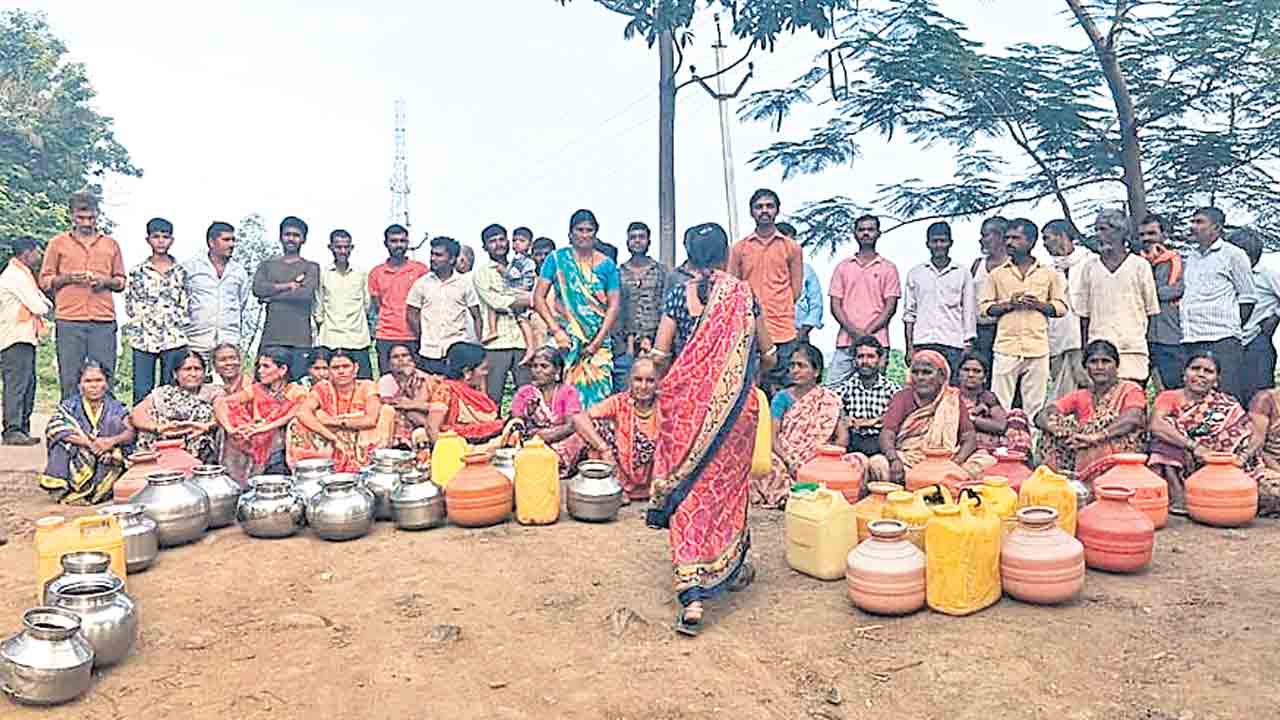తాగు నీటి గోస.. ఖాళీ బిందెలతో నిరసన