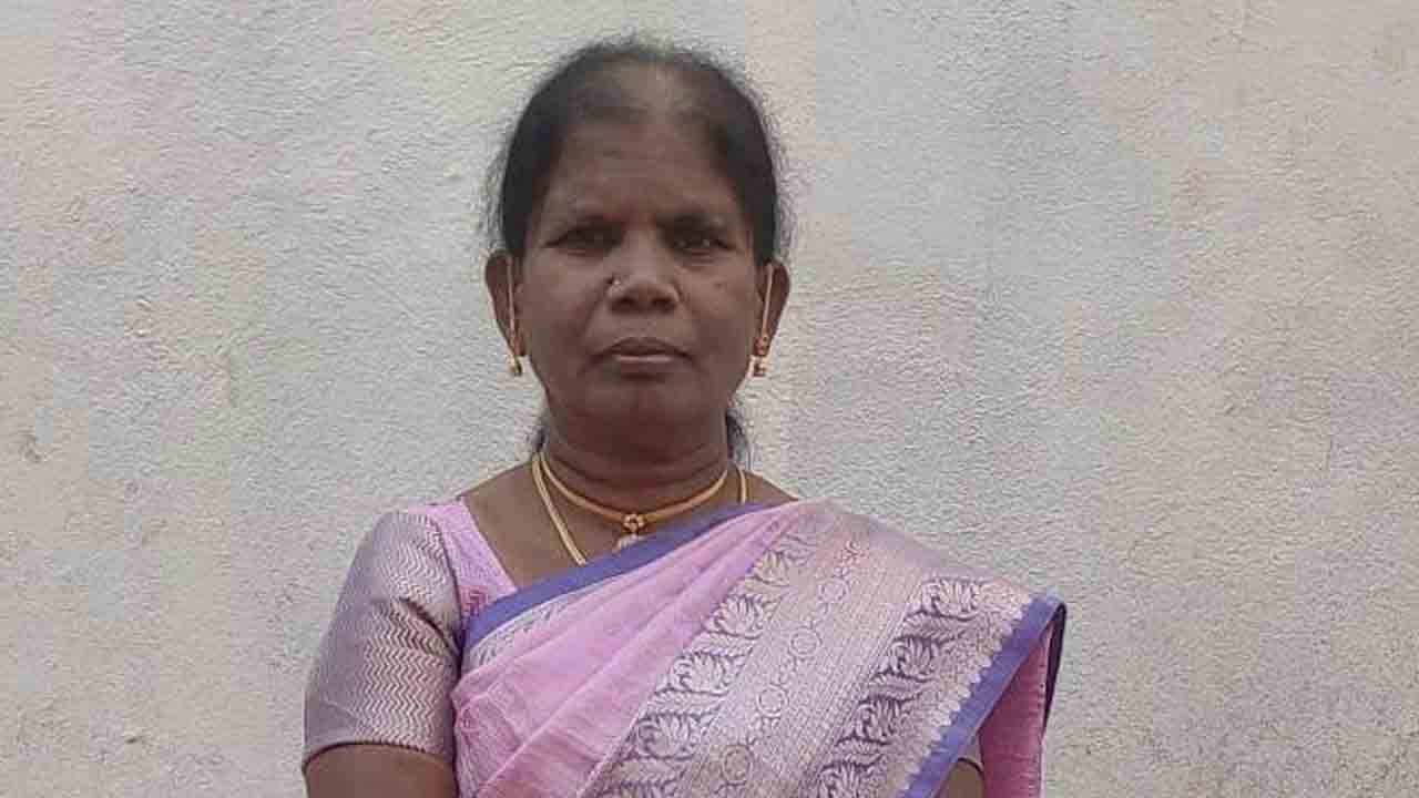 Teacher | చదువు చెప్పేందుకు తరగతి గదిలోకి వెళ్లిన టీచ‌ర్‌.. కానీ అంతలోనే..