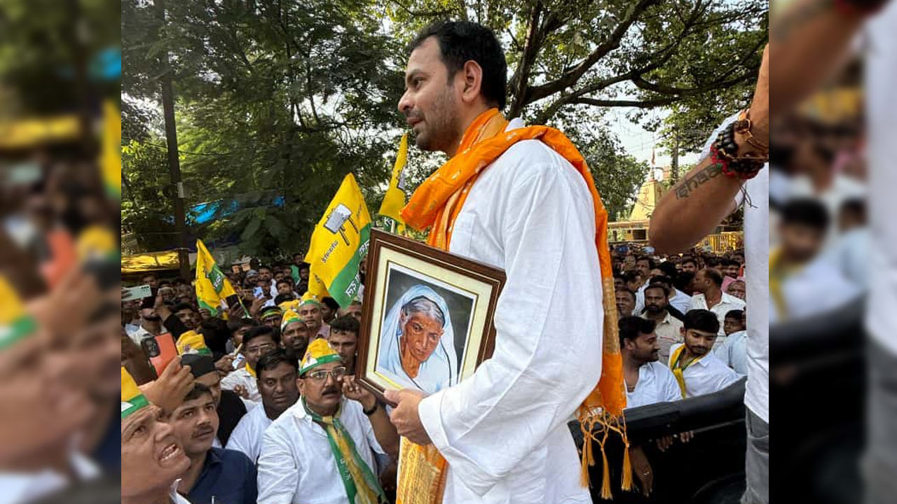 Tej Pratap Yadav: నానమ్మ ఫోటోతో.. నామినేష‌న్ దాఖ‌లు చేసిన తేజ్ ప్ర‌తాప్ యాద‌వ్