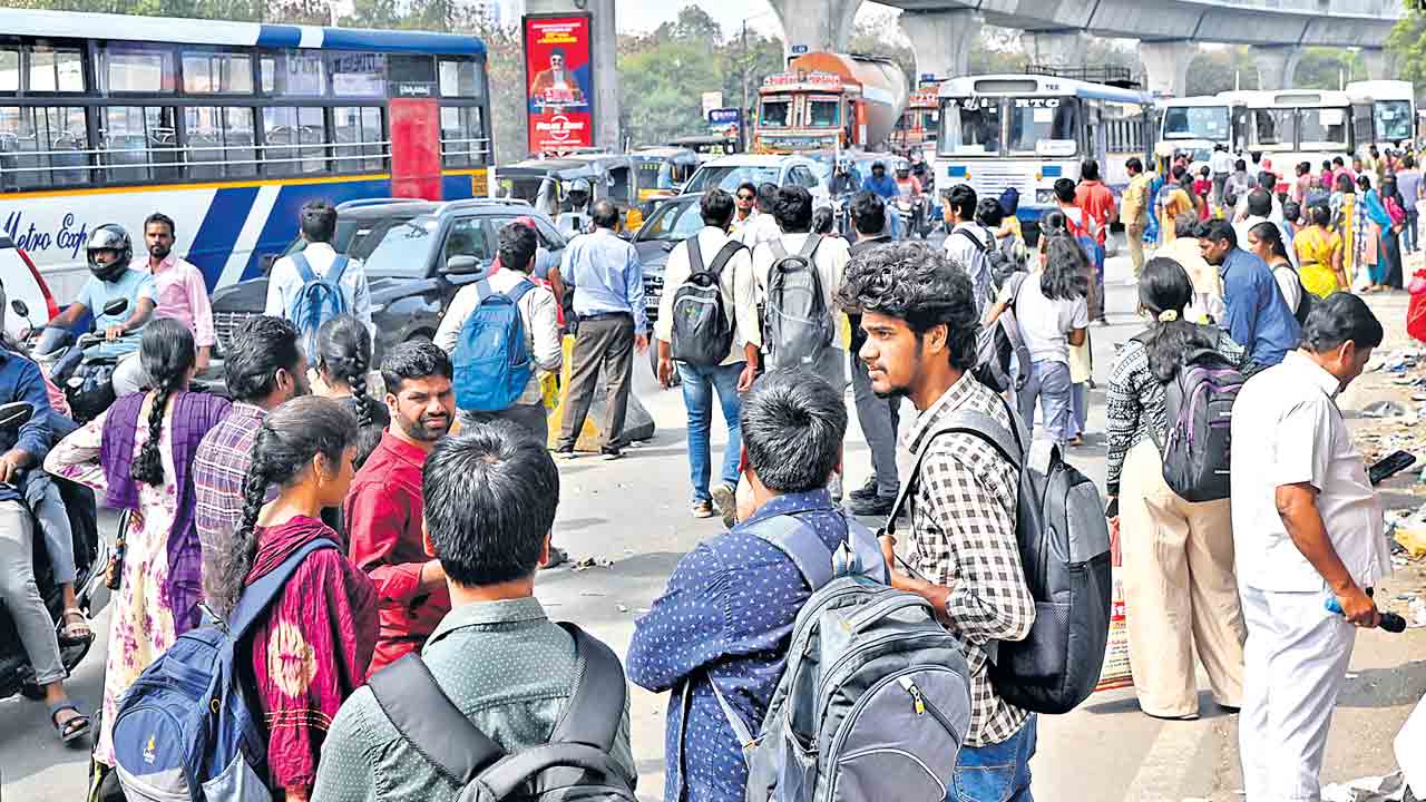 ఉచిత బస్సుతో ఆగమాగం