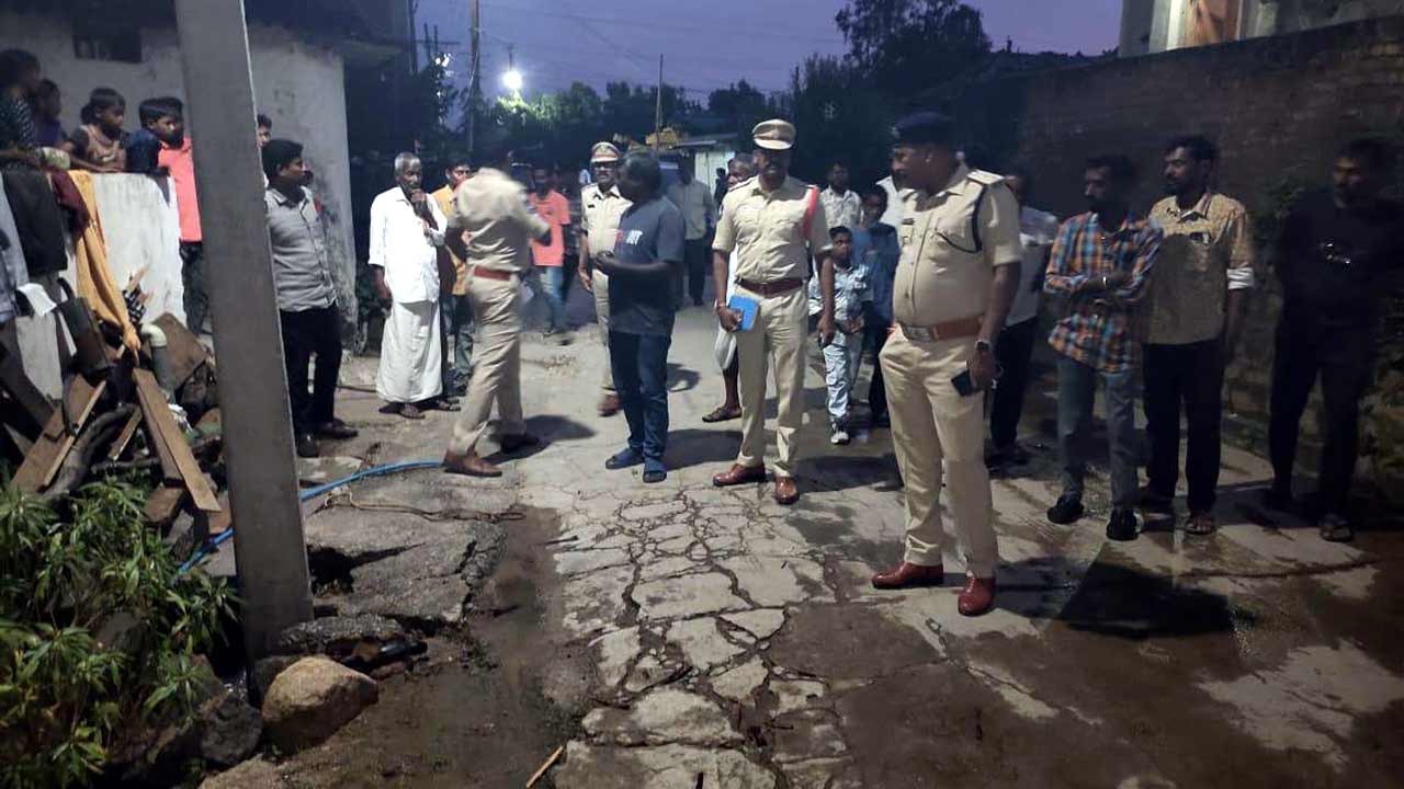 బైక్ దొంగపై పెట్రోల్ పోసి నిప్పు పెట్టిన స్థానికులు.. మెదక్ జిల్లాలో ఘటన
