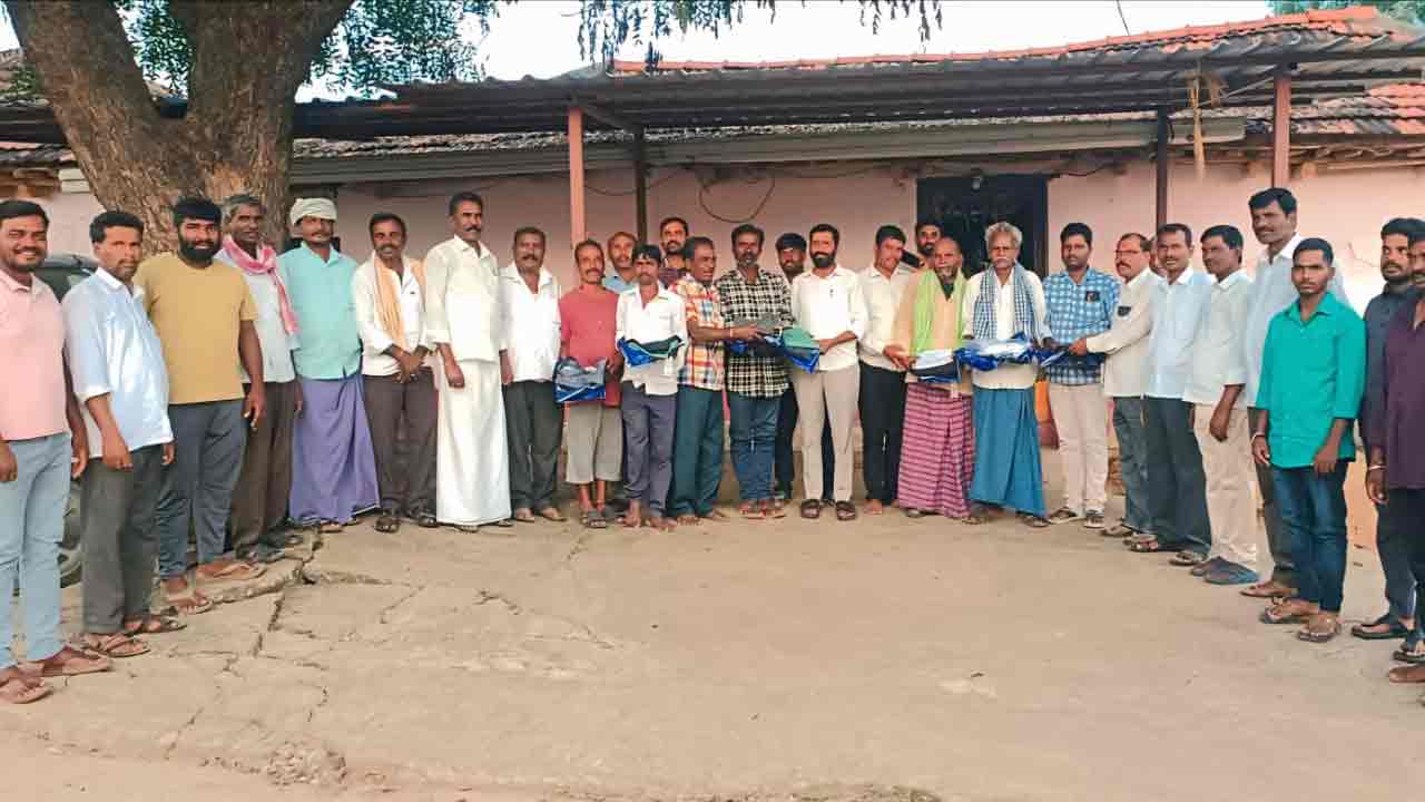 గ్రామ పంచాయతీ కార్మికులకు బట్టల పంపిణీ