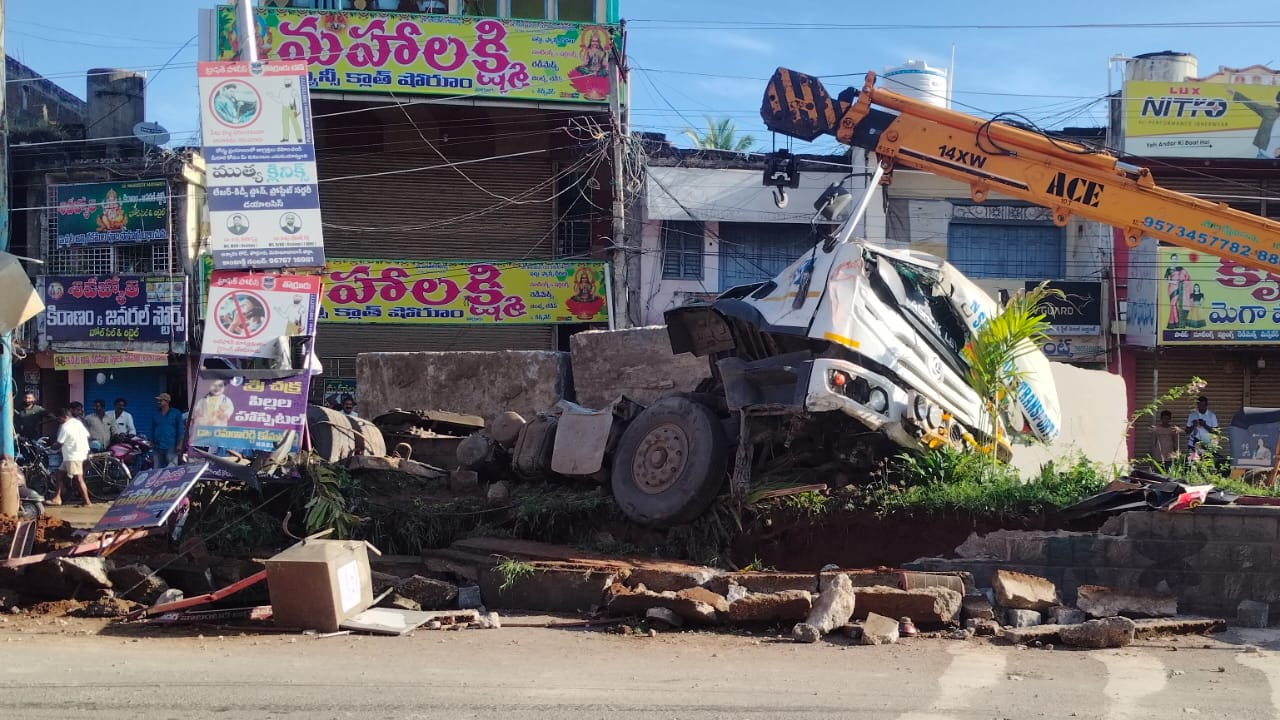 Thorrur | నిద్రమత్తులో డ్రైవర్ల నిర్లక్ష్యం.. తొర్రూరులో వరుస ప్రమాదాలు