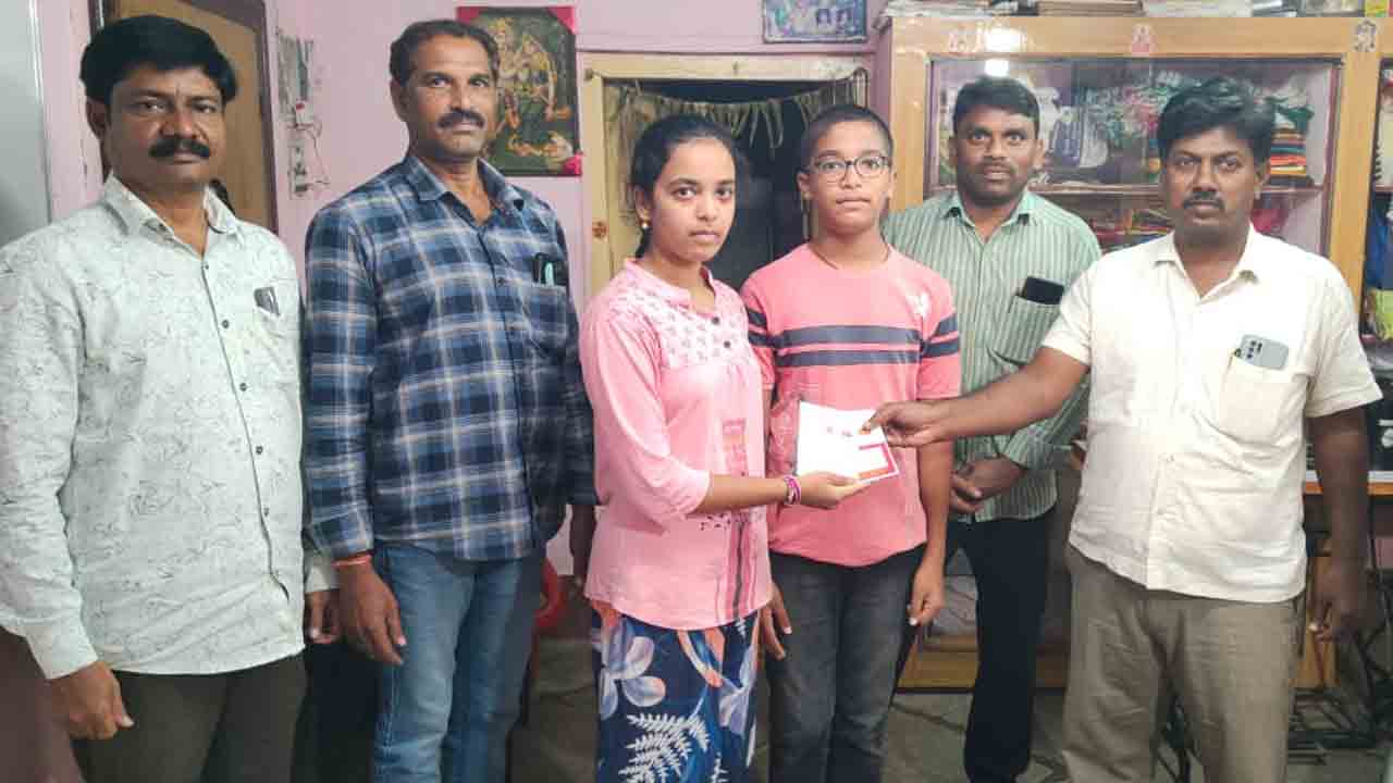 Financial assistance | అధ్యాపక కుటుంబానికి ఆర్థిక సహాయం అందజేత