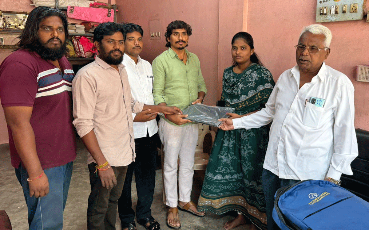 Karepally : నిరుపేద విద్యార్థులకు చేయూత అభినందనీయం : దిండిగాల రాజేందర్