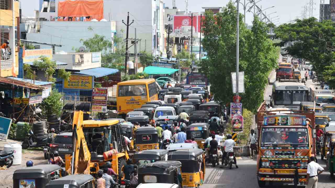 Hanumakonda | ఉధృతంగా ప్రవహిస్తున్న వరదనీరు.. అలంకార్‌ జంక్షన్‌లో రాకపోకలకు అంతరాయం