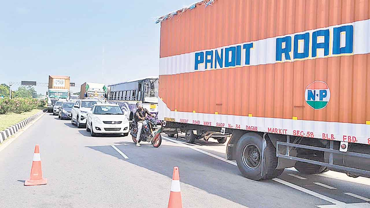 Modi Srisailam Tour | మోదీ పర్యటనతో భారీగా ట్రాఫిక్‌ జామ్‌.. ఏపీ, తెలంగాణ సరిహద్దుల్లో  20 కిలోమీటర్ల మేర నిలిచిన వాహనాలు