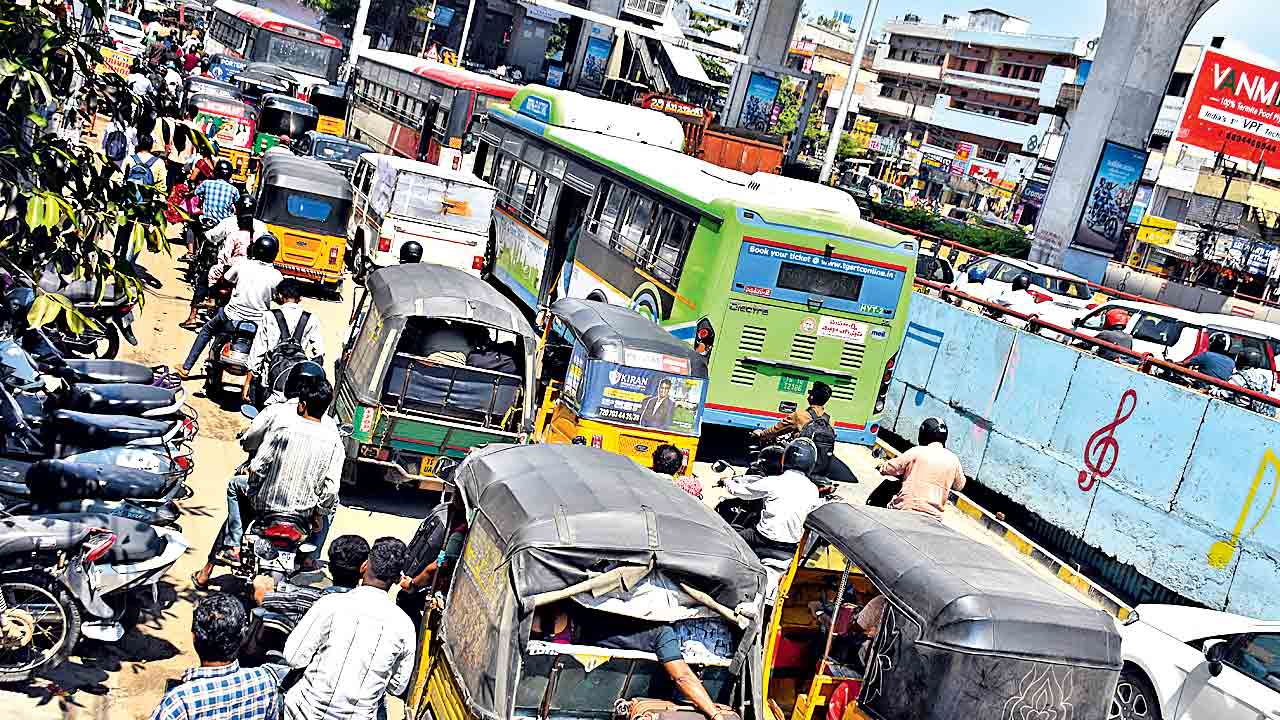వాహనాల రద్దీతో స్తంభించిన శివారు రహదారులు