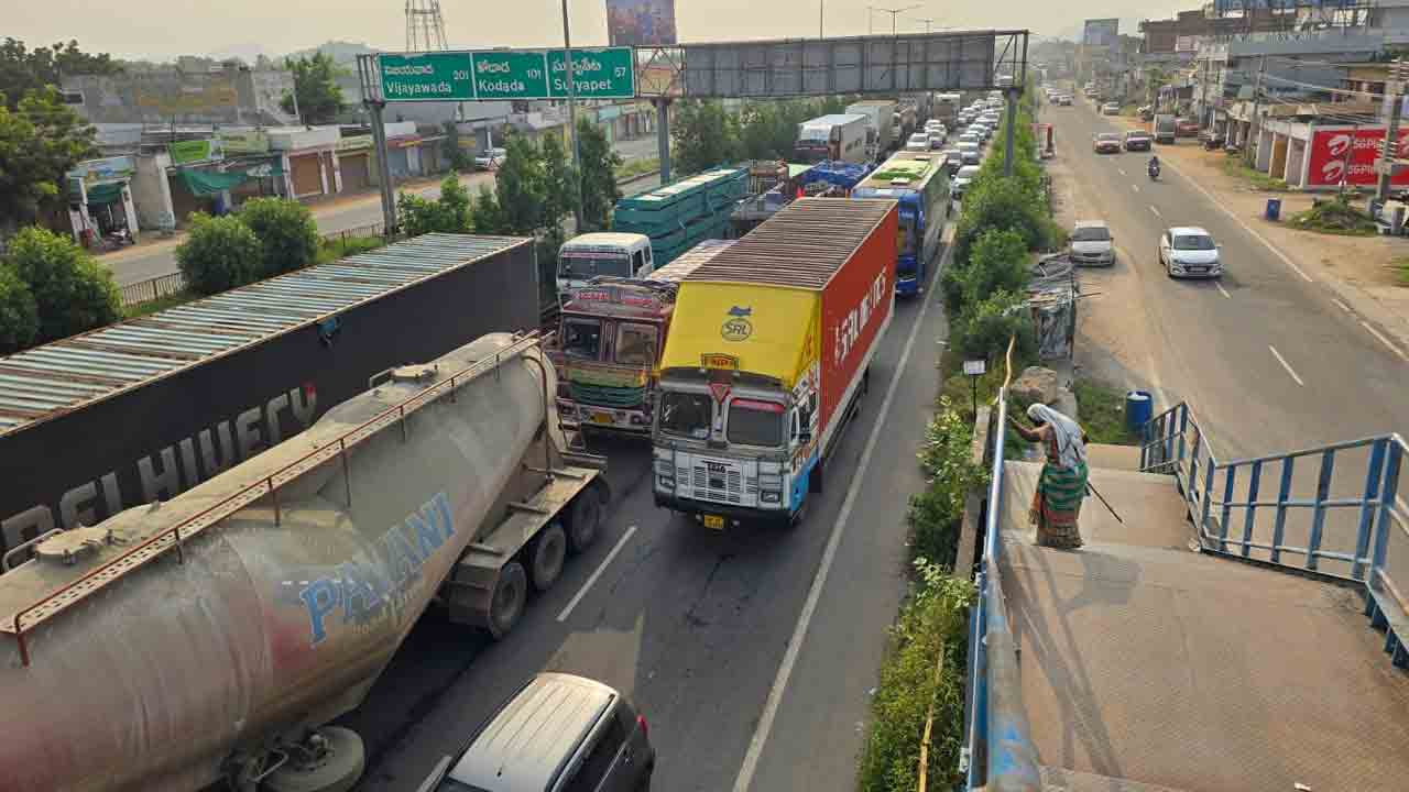 Traffic | బారులుతీరిన వాహనాలు.. జాతీయ రహదారిపై కొనసాగుతున్న రద్దీ