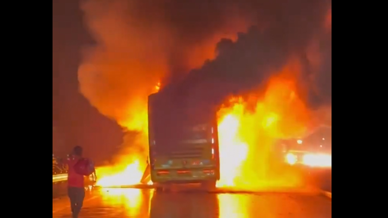 Bus Fire Accident | కాలిపోతున్న కావేరి ట్రావెల్స్‌ బస్సు.. వీడియో