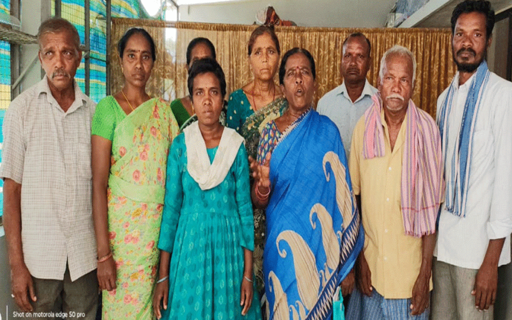Karepally : 'మా భూములను సాగు చేయకుండా అడ్డుకుంటున్నారు'