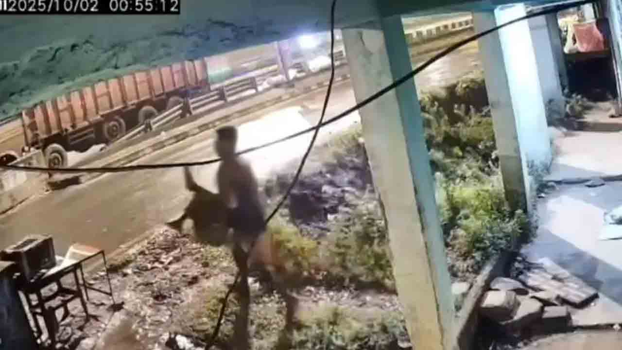 Truck Driver | మతి స్థిమితంలేని మహిళను ఎత్తుకెళ్లిన ట్రక్ డ్రైవర్..