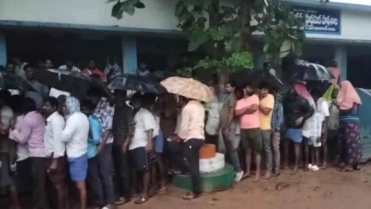 Urea | వర్షంలోనూ రైతులకు తప్పని యూరియా కష్టాలు…