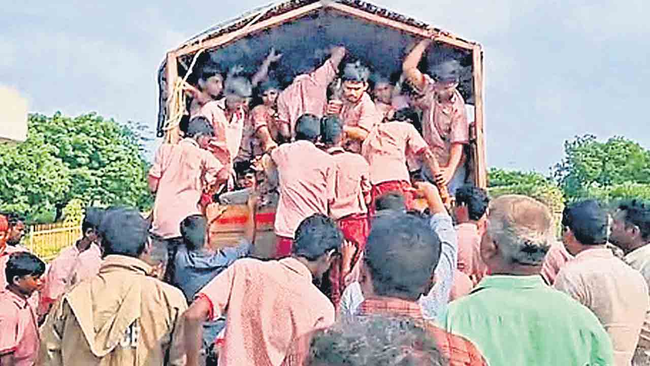 వసతి గృహాల సమస్యలు పట్టవా?