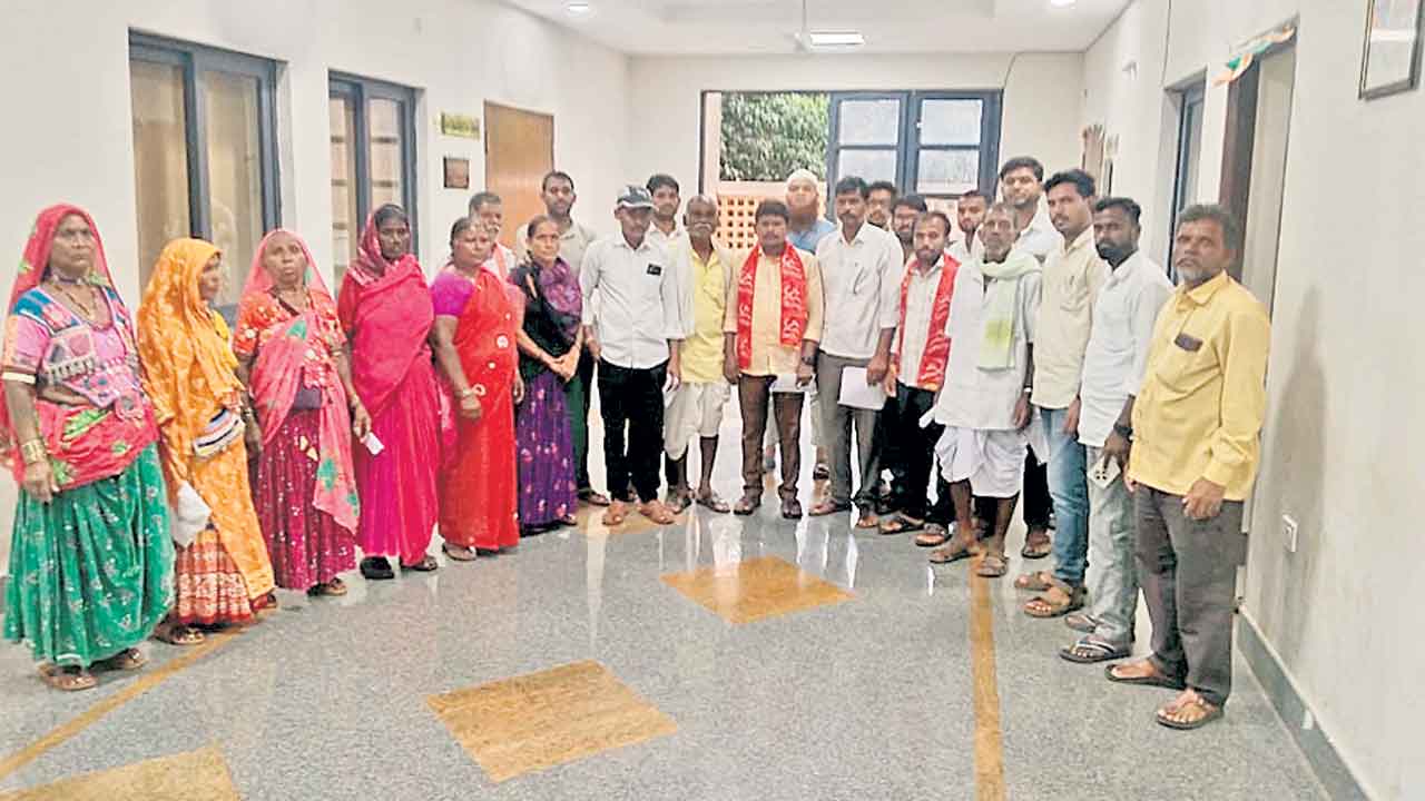 బలవంతంగా భూములు తీసుకోవద్దు