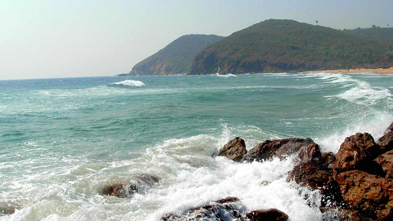 Vizag Beach | విశాఖ బీచ్లో కొట్టుకుపోయిన ఇద్దరు విదేశీయులు!