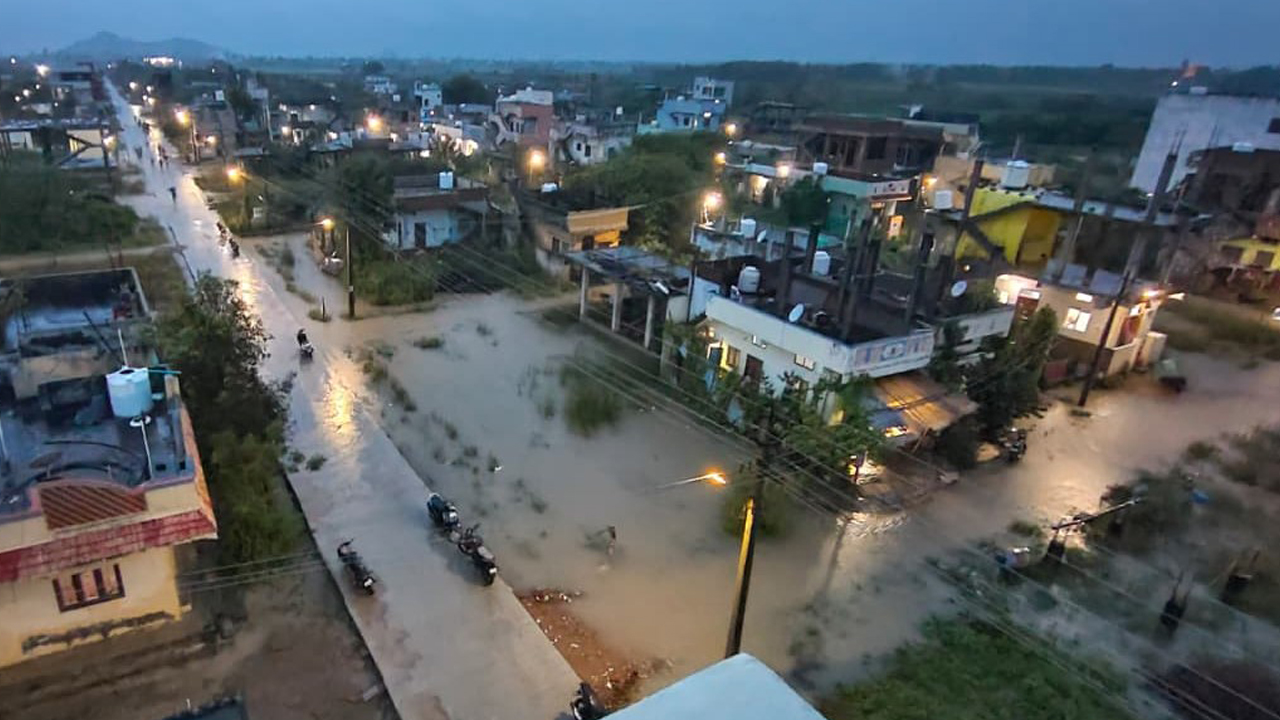 Cyclone Montha | వరంగల్‌ జలదిగ్బంధం.. నగరాన్ని ఇంకా వీడని వరద