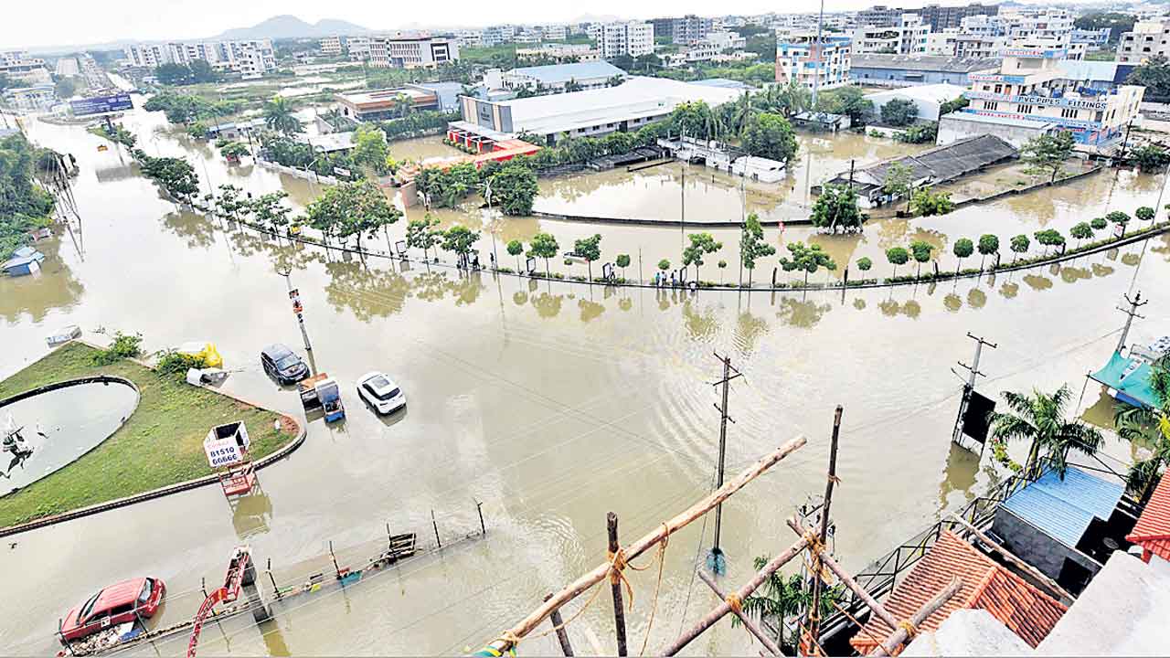 తుపానుతో ఓరుగల్లు ఆగమాగం