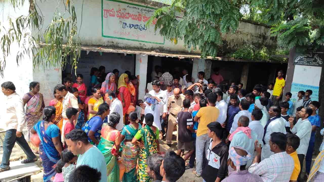 ఖాజాపూర్‌లో నీటి సమస్యపై లొల్లి.. ఖాళీ బిందెలతో మహిళల నిరసన