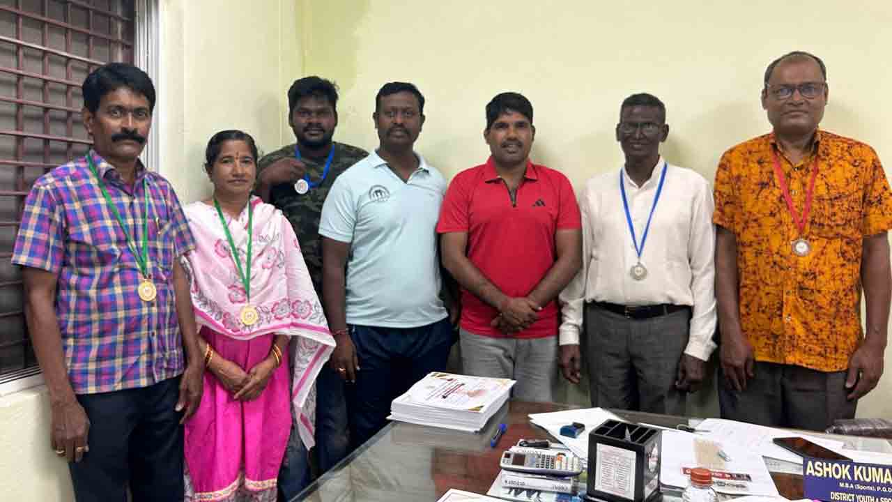 Swimming competitions | వరంగల్‌ నుంచి నేషనల్స్‌ స్విమ్మింగ్‌ పోటీలకు ఎంపికైన మాస్టర్‌ స్విమ్మర్స్​