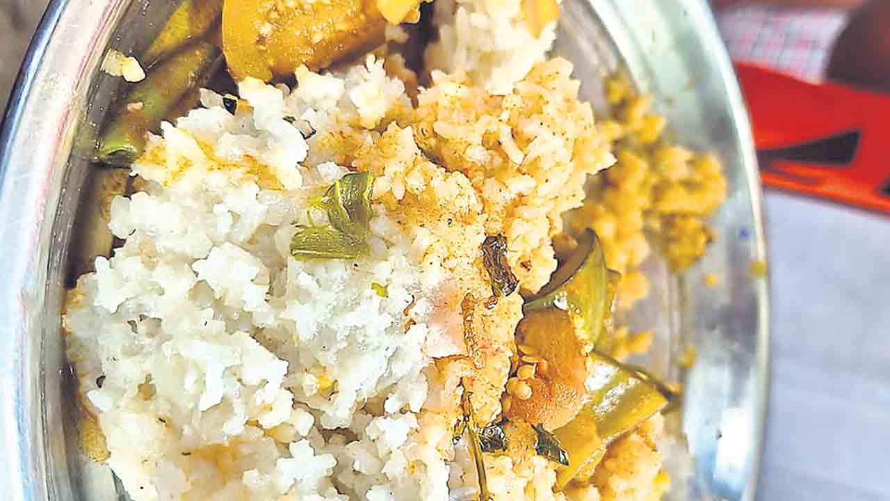 అన్నంలో పురుగులు.. అన్నం తినలేమంటూ విద్యార్థుల ఆందోళన