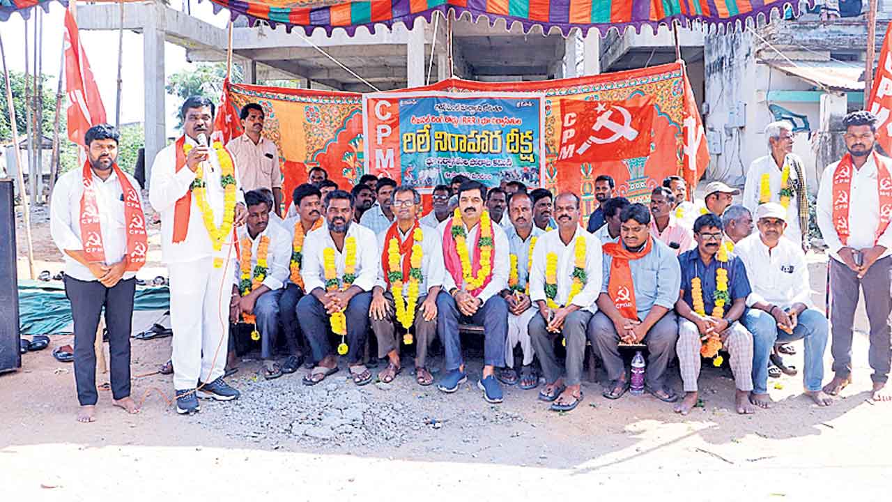 అలైన్‌మెంట్‌ మార్చాలని రిలే దీక్షలు