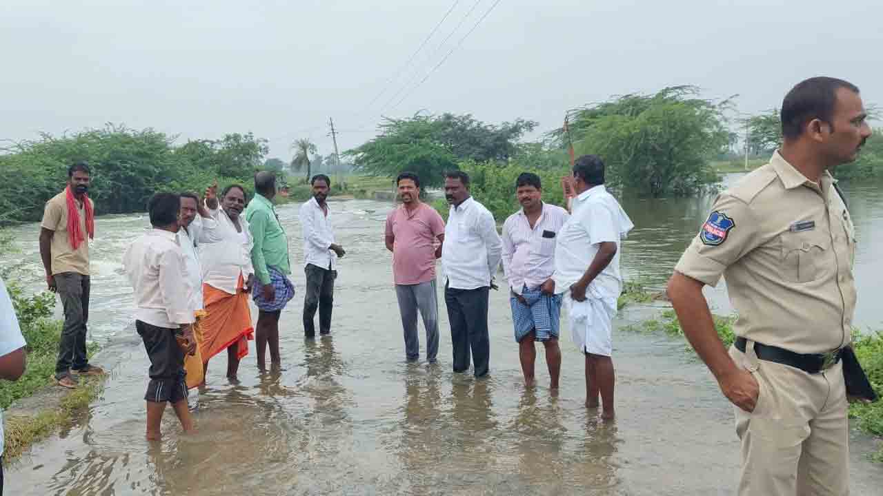 యాదాద్రి భువనగిరి జిల్లాలో దంచికొట్టిన వాన.. వేలాది కోళ్లు మృత్యువాత : వీడియో