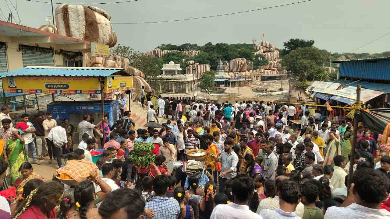 Yedupayala | ఏడుపాయలో జన జాతర.. మళ్లీ రాజగోపురంలోనే పూజలు