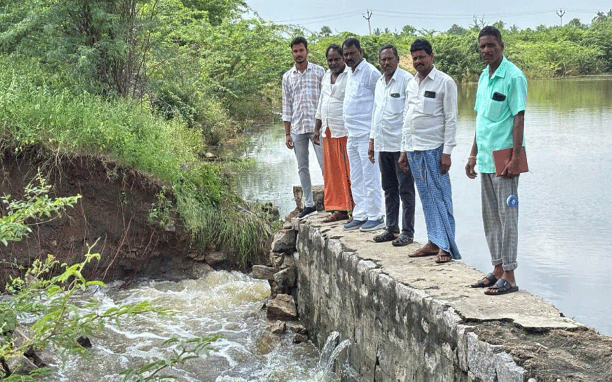 Atmakur(M) : ఎల్లమ్మ చెరువు కత్వ గండి పరిశీలన