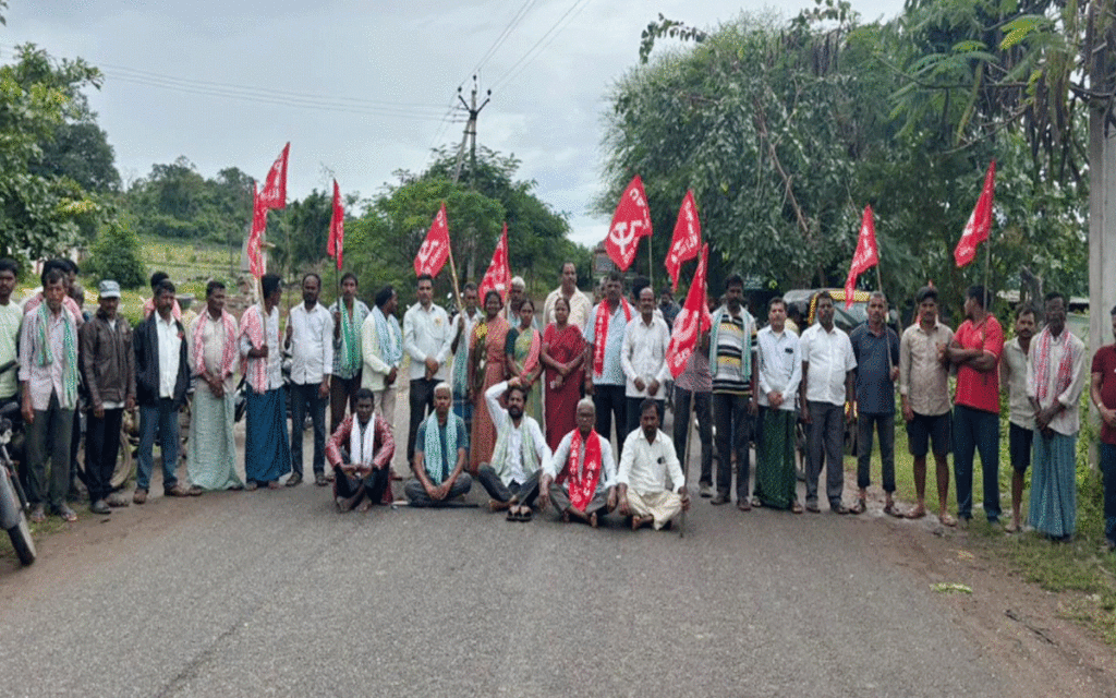 Yellandu : మొక్కజొన్న కొనుగోలు కేంద్రం ఏర్పాటు చేయాలని రాస్తారోకో